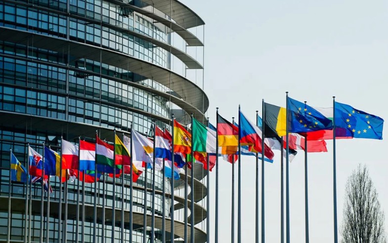 Estrasburgo promete lutar por or&ccedil;amento de dois bili&otilde;es e deixa avisos