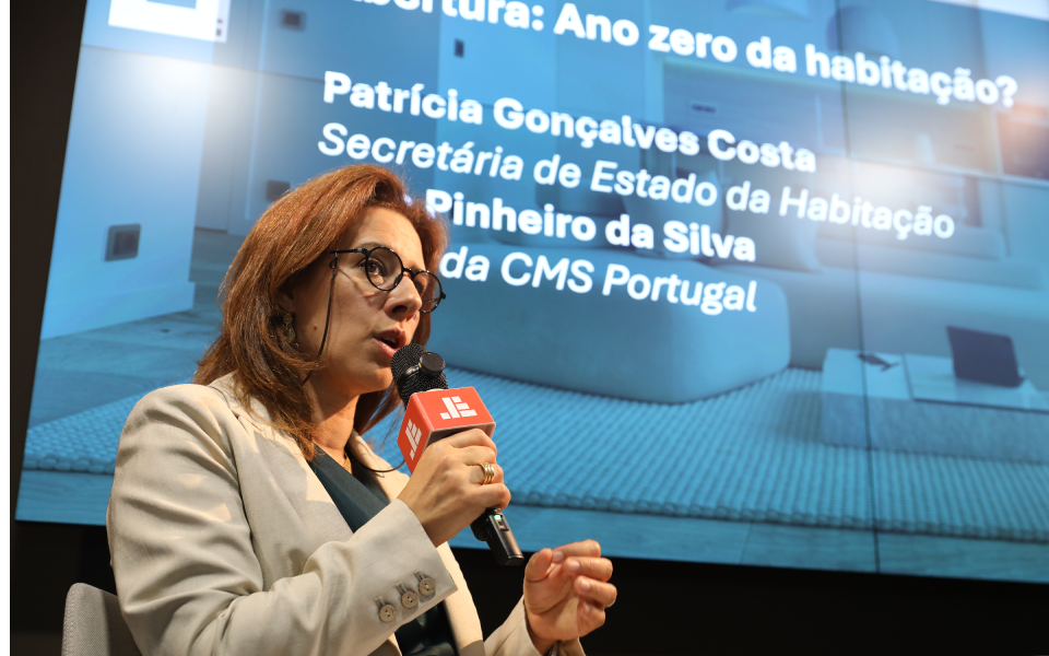 "Nenhum Estado consegue responder a um d&eacute;fice de 300 mil casas apenas com investimento p&uacute;blico", diz secret&aacute;ria de Estado da Habita&ccedil;&atilde;o