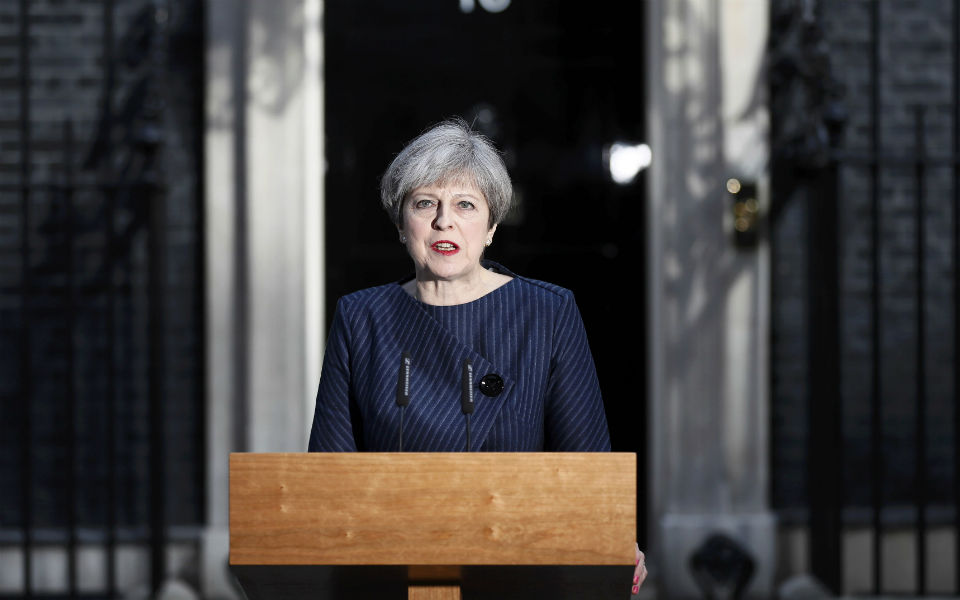 Theresa May com margem mínima de sobrevivencia