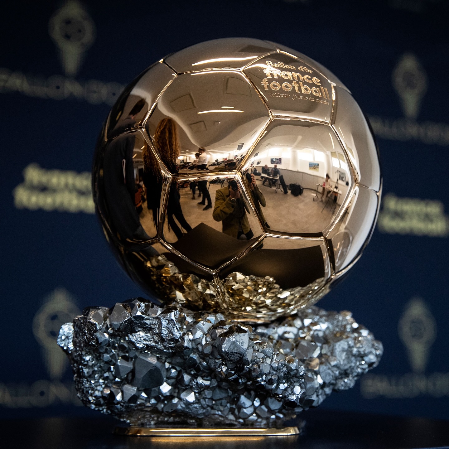 Francês Ousmane Dembélé eleito Bola de Ouro e 'hat-trick' de Bonmatí