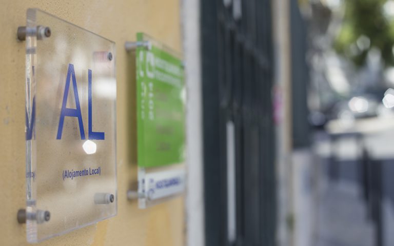 Alojamento Local. PS diz que Moedas "atrasou de propósito" aprovação do regulamento. ALEP pede "estabilidade e menos debate político"