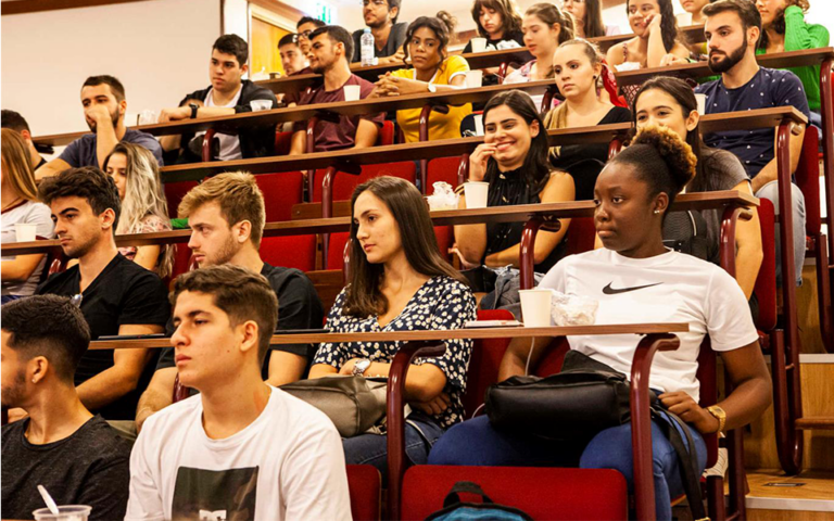 Jovens terão de optar entre IRS Jovem ou devolução das propinas, mas pedidos efetuados terão reembolso