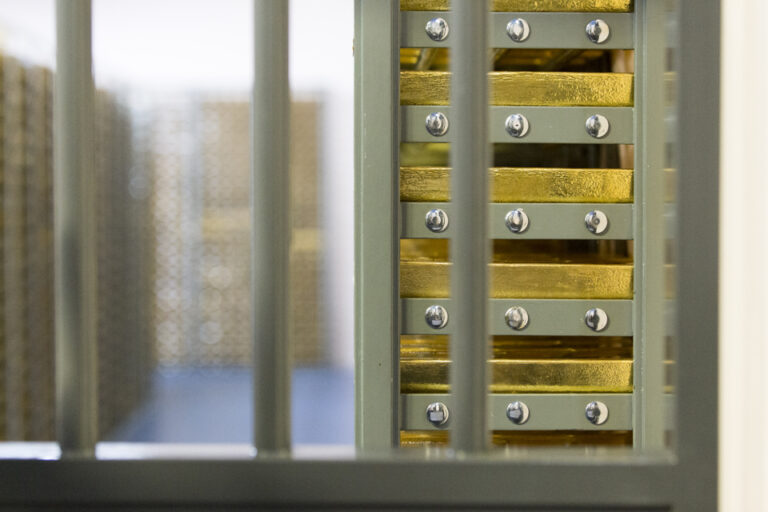 Incerteza global leva ouro a repetir máximos históricos acima dos 3.120 dólares