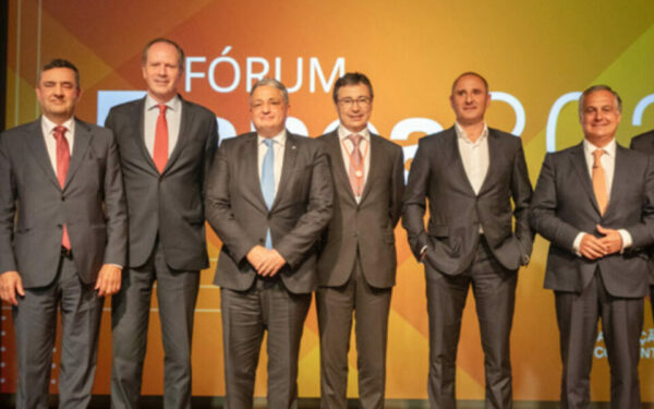 Bancos terão de continuar a crescer para sobreviver. Fusões são o caminho mais curto