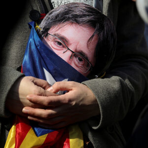 Espanha: Puigdemont continua a vender caro o apoio catalão a um governo PSOE