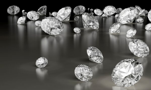 União Europeia sanciona empresa responsável por produzir 90% dos diamantes russos