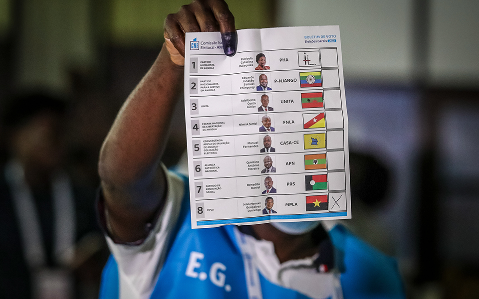 MPLA vence eleições com maioria absoluta, mas oposição ganha força