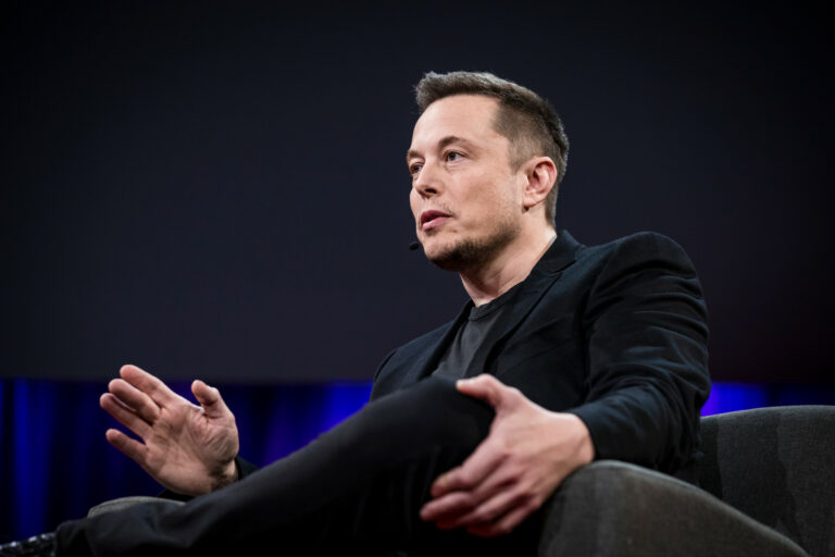 SpaceX: Elon Musk prev&ecirc; receitas de IA entre 300 e 500 mil milh&otilde;es, um crescimento 90 vezes superior &agrave; receita de 2025