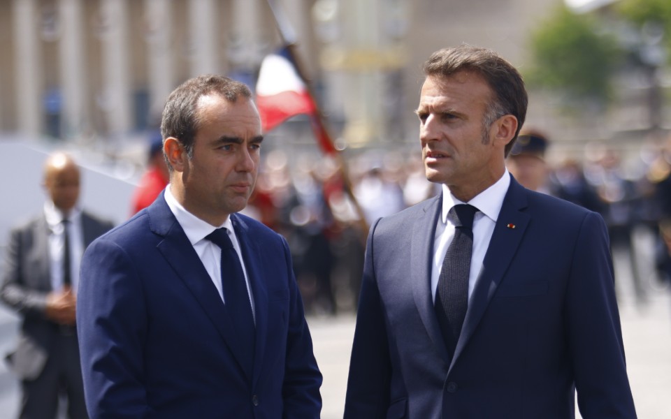 Novo primeiro-ministro francês retira proposta para acabar com dois feriados