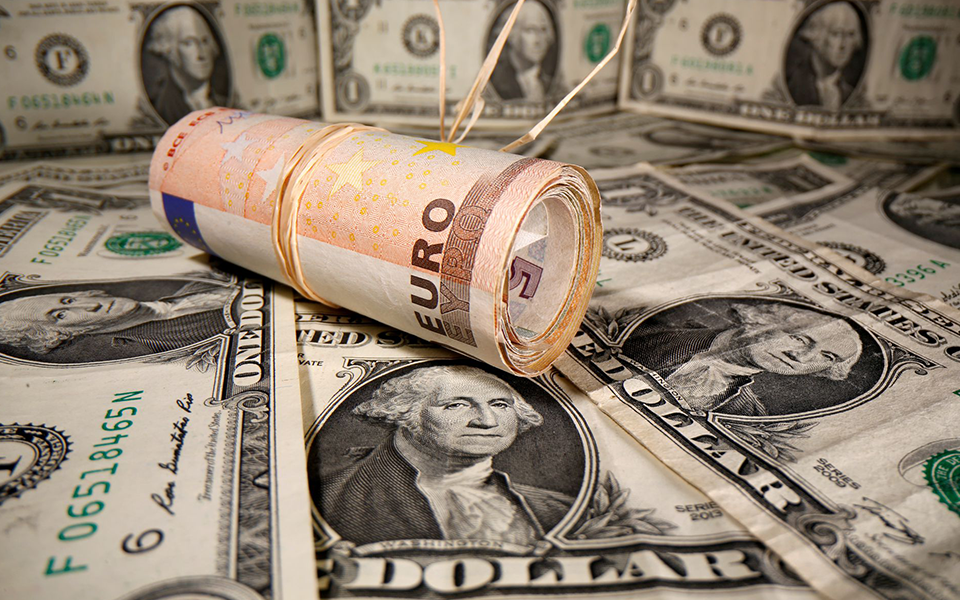 Medos de recessão na Europa levam euro-dólar à paridade