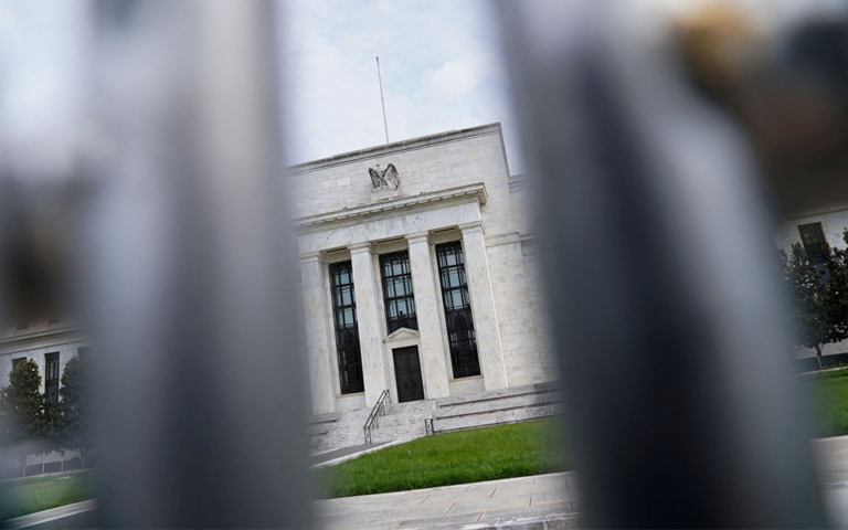 Fed deixa juros inalterados enquanto avalia impactos das políticas de Trump
