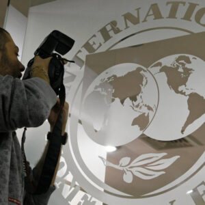 Tarifas em máximos de 100 anos levam FMI a cortar crescimento global