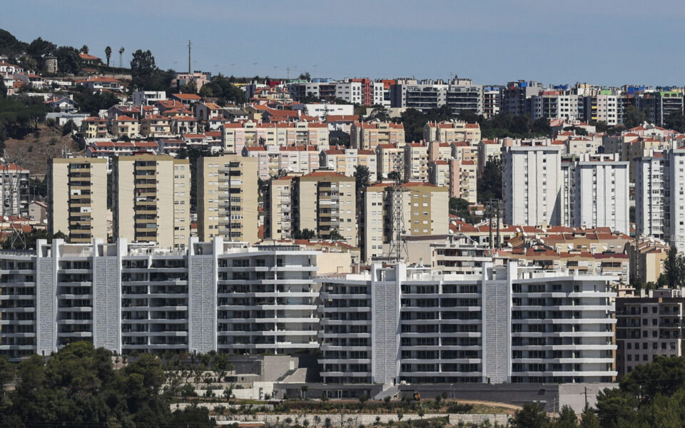 Rendas congeladas "desesperam" propriet&aacute;rios e inquilinos apontam despejos como medida "oportunista"