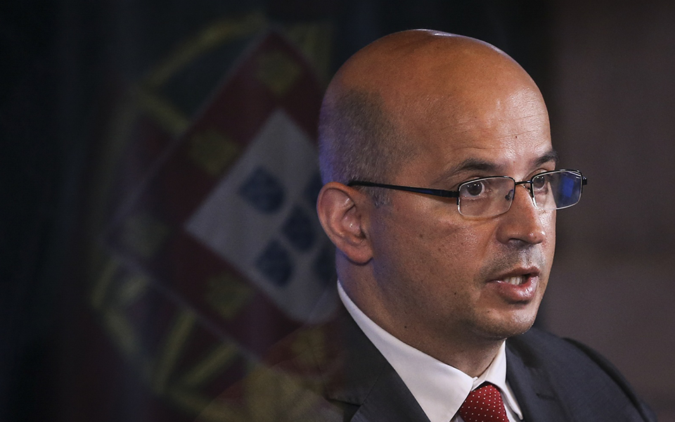 1.600 euros de sal&aacute;rio m&iacute;nimo? "A correr bem", s&oacute; l&aacute; para o ano 2039, diz Jo&atilde;o Le&atilde;o