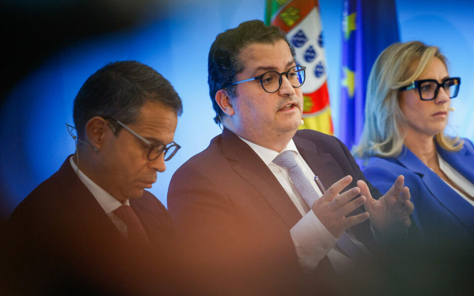 Regulariza&ccedil;&atilde;o de d&iacute;vidas do SNS levam Estado de volta ao d&eacute;fice em abril