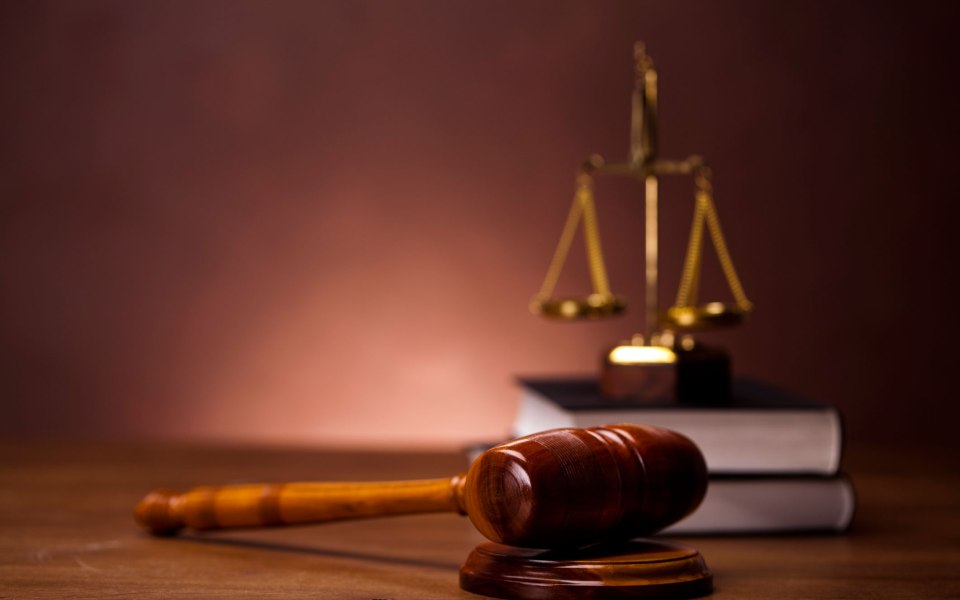 Parlamento aprova proposta do Governo que prev&ecirc; multa at&eacute; 10 mil euros para acelerar megaprocessos