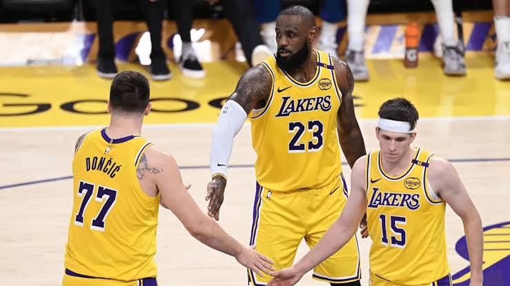 Maior neg&oacute;cio do desporto dos EUA. Ex-CEO da Disney e irm&atilde;o do genro de Trump compram Lakers por 10 mil milh&otilde;es