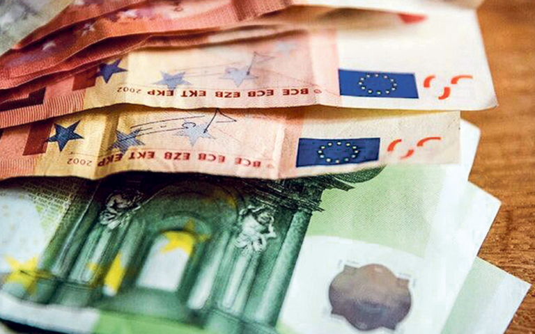 Dólar deve cair no médio e longo prazo mas inflação pode "desencadear movimento significativo" na relação com o euro