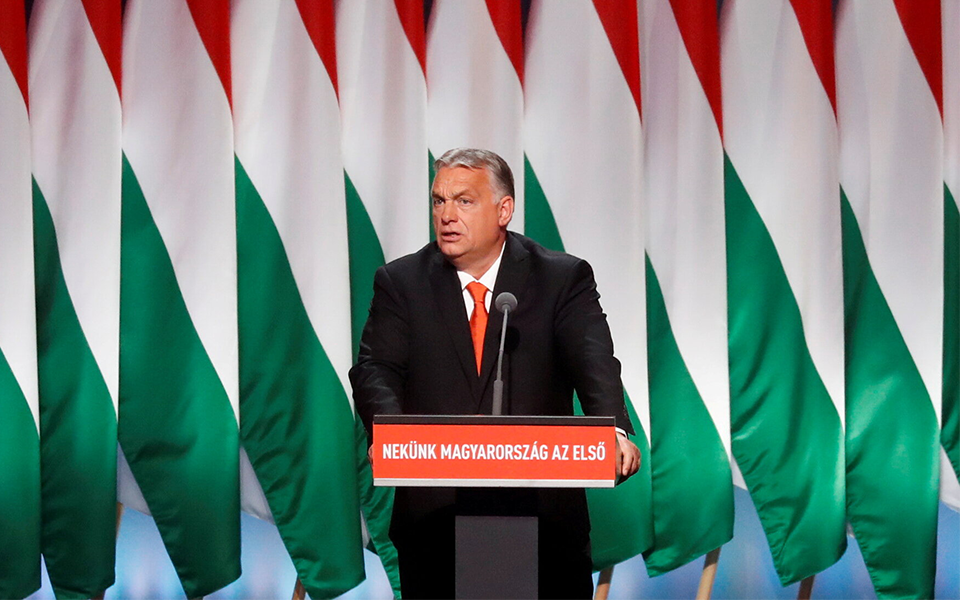 Maioria absoluta de Orbán manterá tensões com a UE