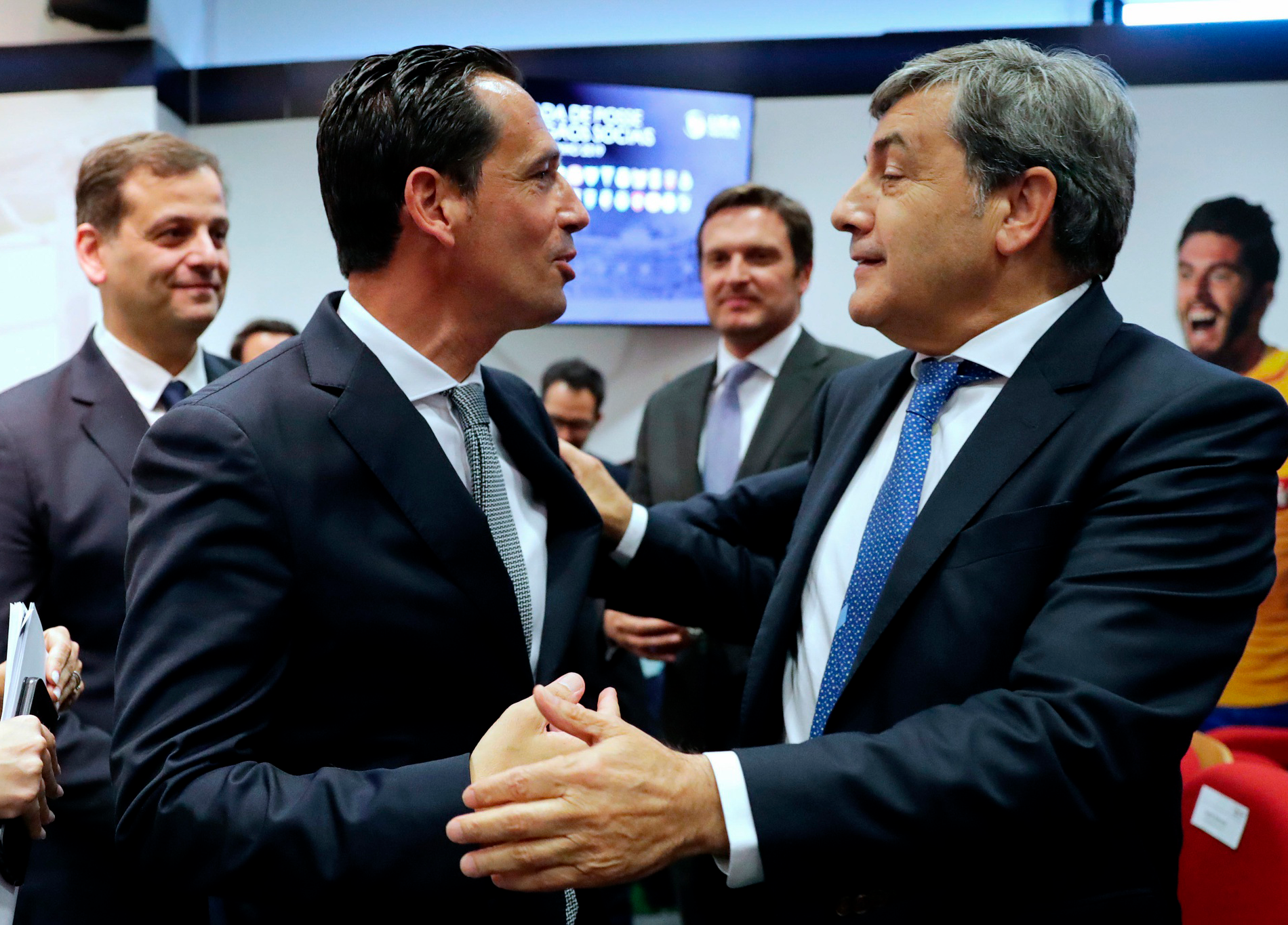 Guerra  entre Pedro Proença  e Fernando Gomes acerta em Fernando Santos