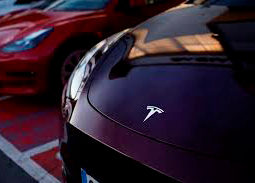 Tesla volta a ser rainha das vendas. Chinesas Xpeng e MG crescem a tr&ecirc;s d&iacute;gitos