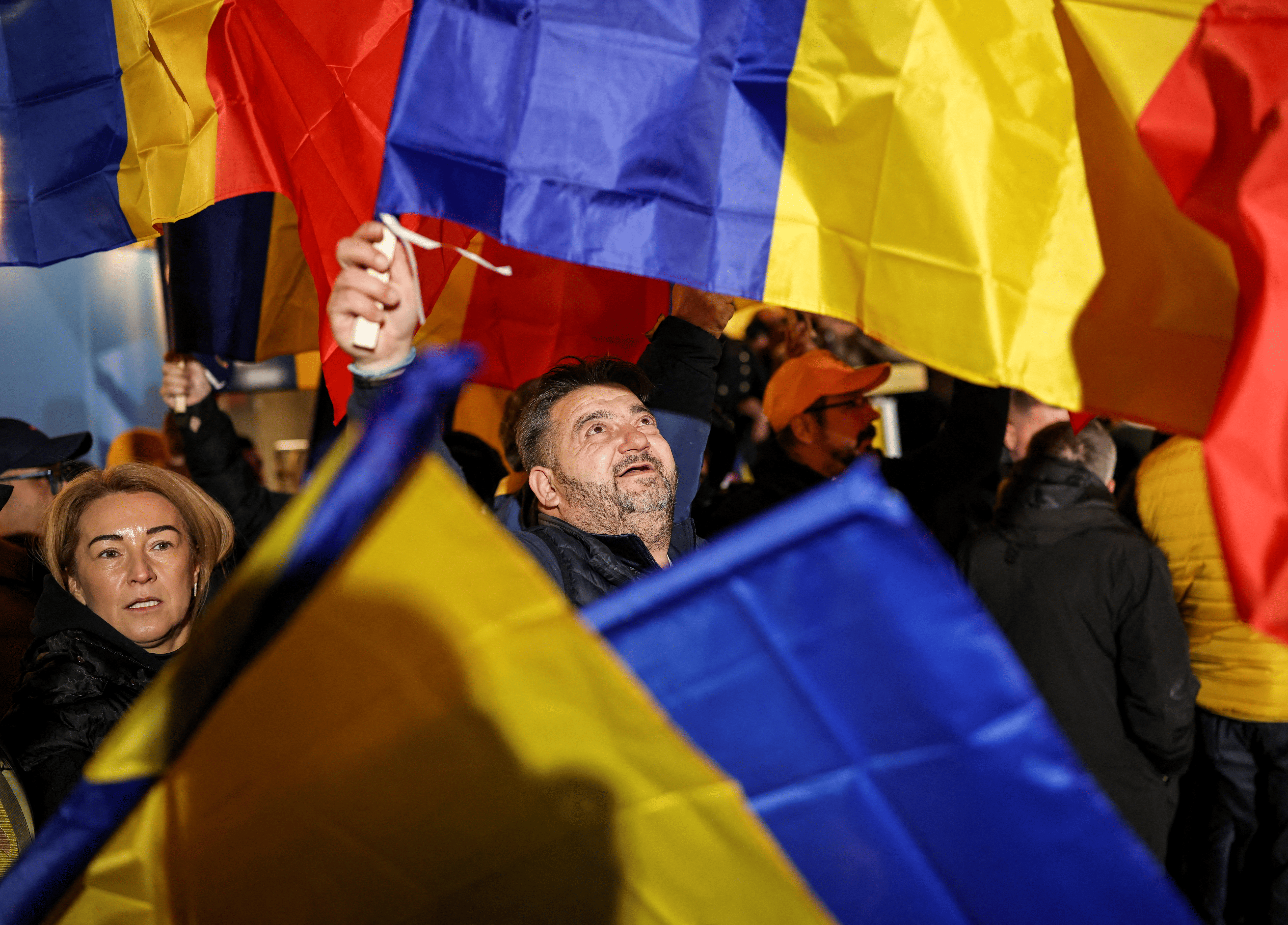 Roménia: centrista Nicușor Dan garante vitória sobre o extremista George Simion