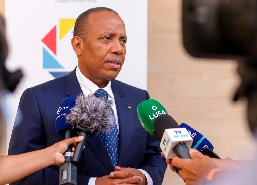 Patrice Trovoada faz marcha-atr&aacute;s e retira mo&ccedil;&atilde;o de censura. Segue-se o Or&ccedil;amento