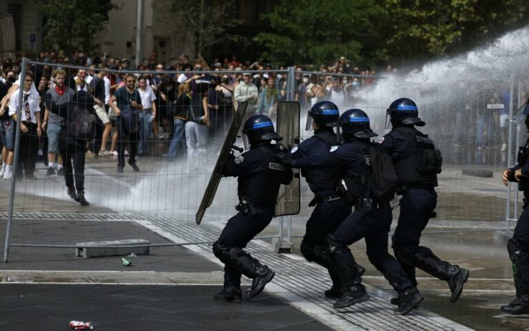 Paris colocada sob recolher obrigat&oacute;rio parcial