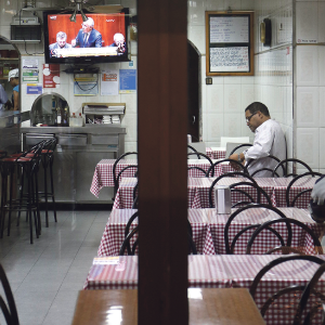 85% dos trabalhadores em Portugal est&atilde;o a cortar nas idas a restaurantes