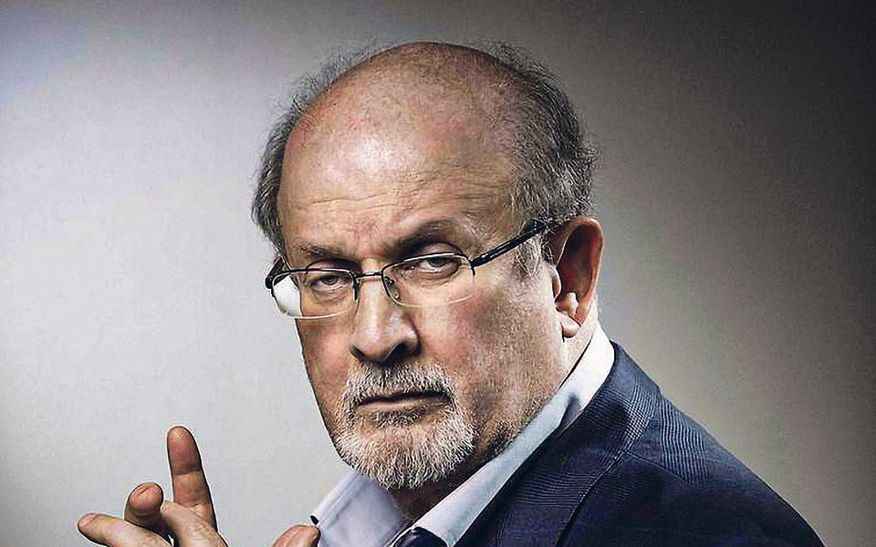 Salman Rushdie,  o “escritor amaldiçoado” que não cedeu ao medo