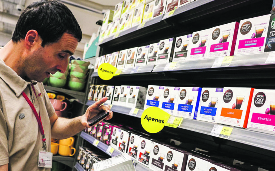 Consumo europeu continua a travar crescimento, mas poupan&ccedil;as investidas d&atilde;o &acirc;nimo