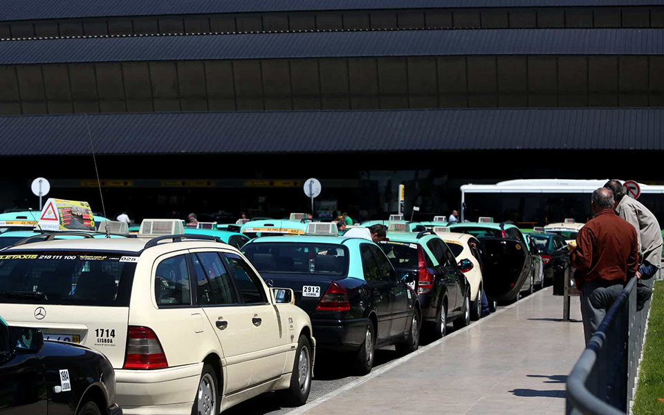 Medina quer cobrar  um euro por cada serviço de táxi na Portela