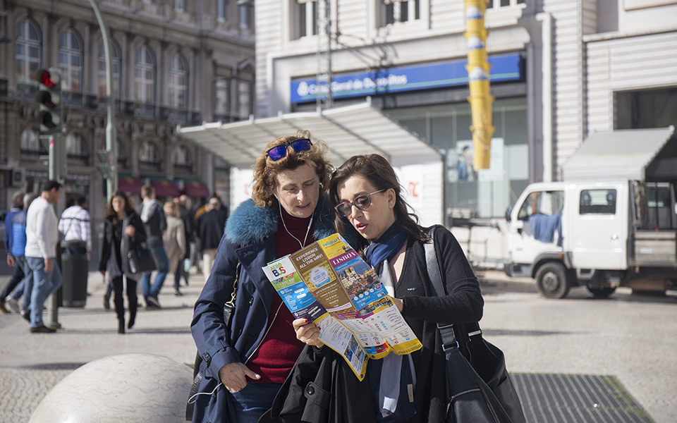Turistas apostam na Europa com crise no M&eacute;dio Oriente, mas com ligeira desacelera&ccedil;&atilde;o em Portugal