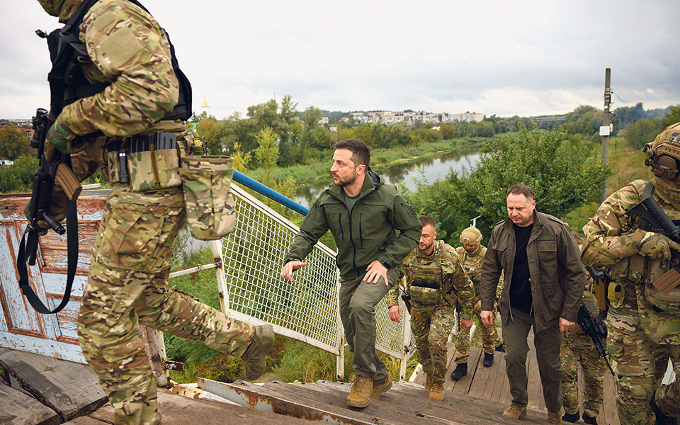 Zelensky já visita zonas libertadas dos russos pelas tropas ucranianas