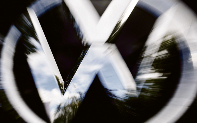 Volkswagen vai cortar at&eacute; 100 mil postos de trabalho e fechar quatro f&aacute;bricas na Alemanha